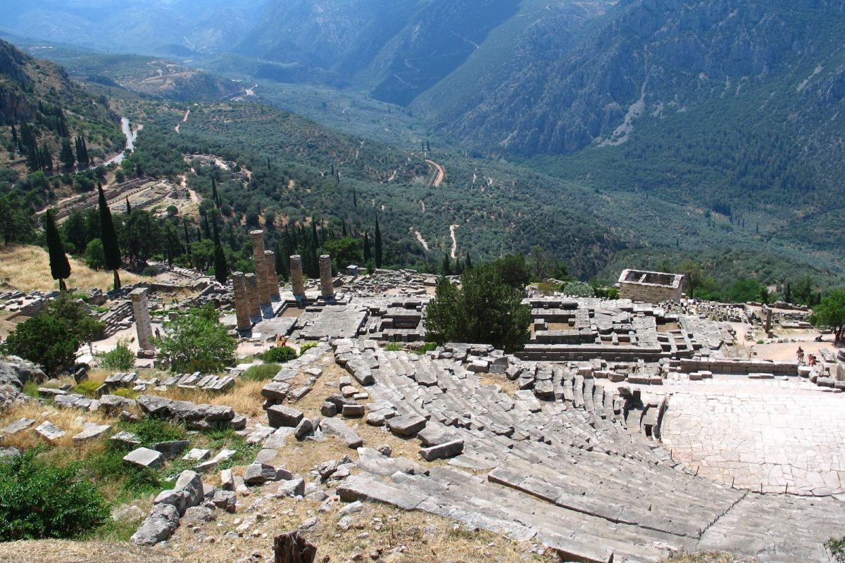 Family friendly Tour to Delphi Archaeological Site kidslovegreece temple of Apollo oracle Pytheia