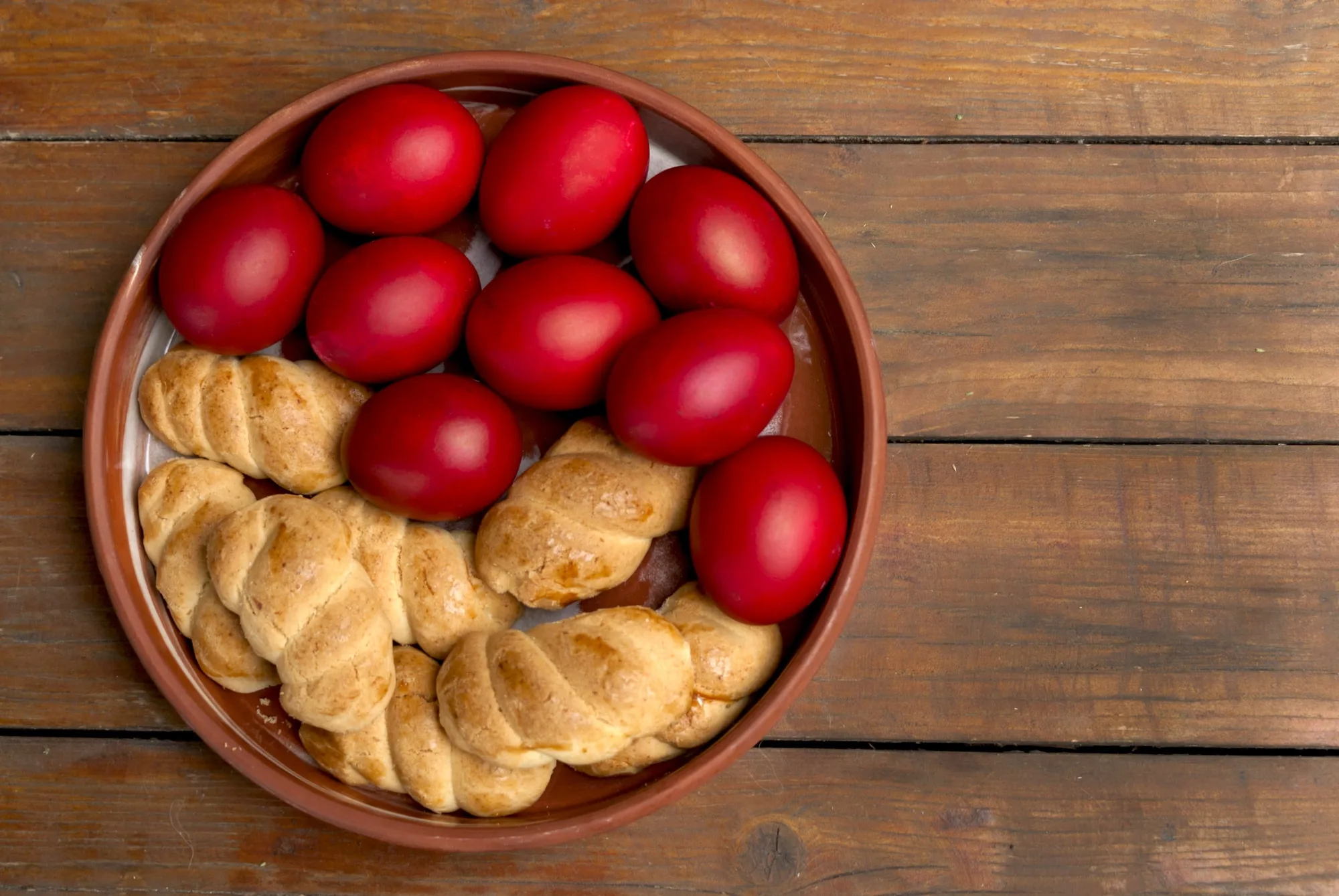 Easter egg and tsoureki DP