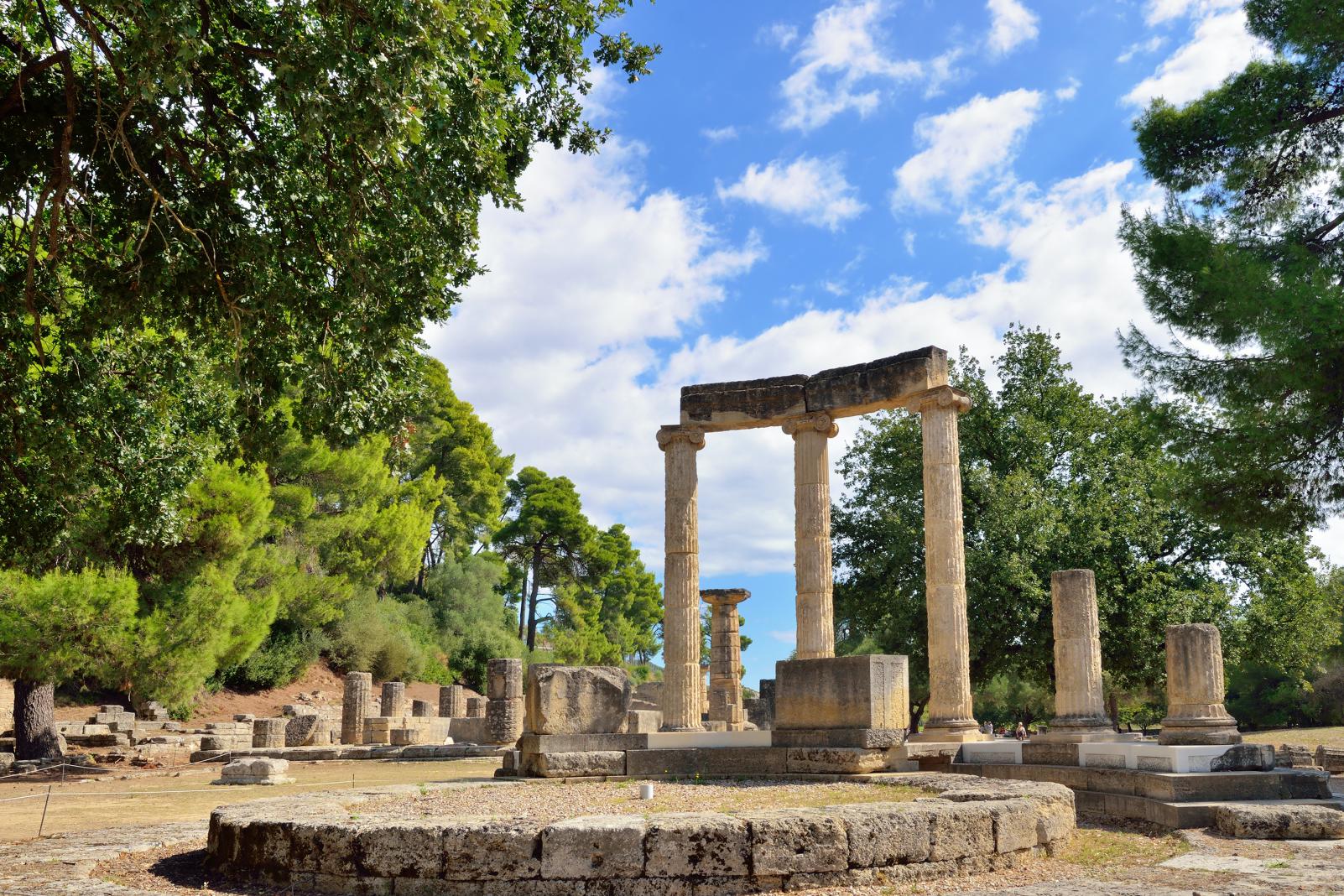Delphi sanctuary columns
