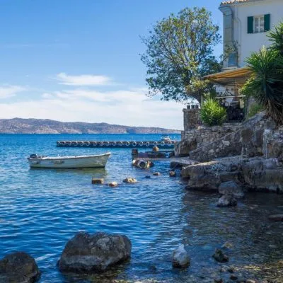 Pebble_sea_shore_and_White_House_Kalami_SH