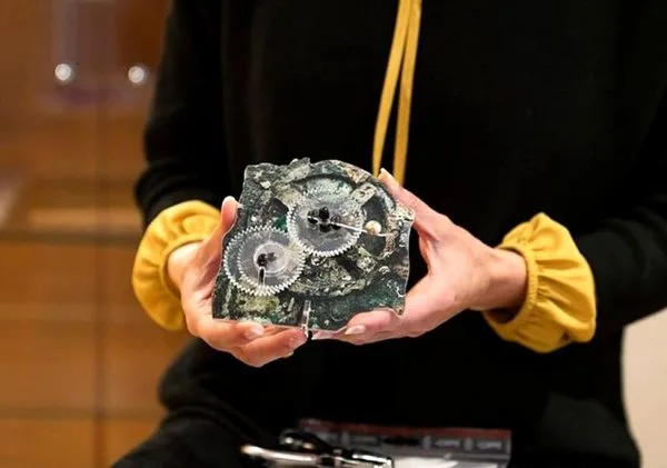 antikythera-mechanism-2c726107-min
