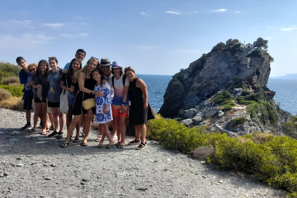 How to Make New Friends on Vacation - group of friends PE